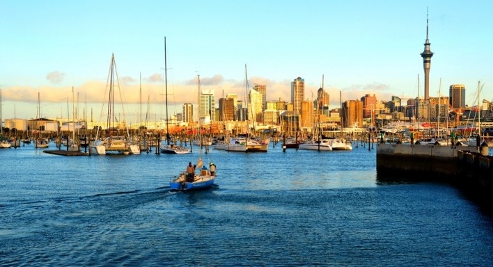 Auckland, marina de Westhaven, ao fundo o centro urbano e a Sky Tower, 2016<br />Foto Lúcia Melchiorsa 