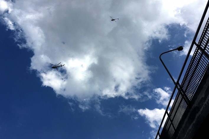 Helicópteros da imprensa sobrevoando as imediações do Sindicato de Metalúrgicos do ABC, São Bernardo do Campo<br />Foto Abilio Guerra 