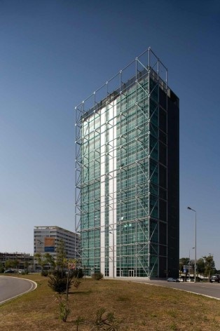 Tower Plaza. Vista externa do edifício, Regino Cruz Arquitectos, Vila Nova de Gaia, Portugal<br />Foto FG+SG 