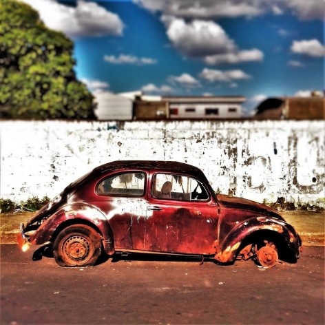Carcaça de fusca vermelho, série fotográfica “Os fuscas ofuscam”<br />Foto Fernando Mascaro 