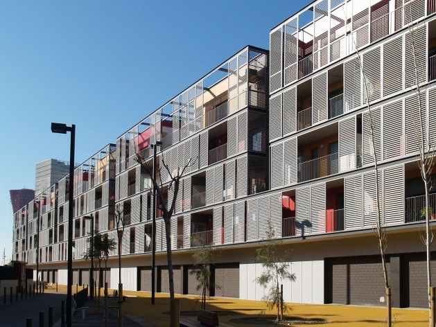 Conjunto Habitacional Fira de Barcelona – L’Hospitalet de Llobregat, fachada sul, Barcelona 2009. ONL Arquitectura<br />Foto Gianluca Giaccone 
