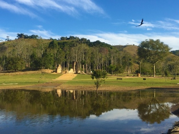 Espelho d’água do ribeirão das Lages margeando as ruínas da cidade de São João Marcos. Ao fundo a praça e a igreja Matriz<br />Foto Dayane Caputo Camacho Lopes, 2019 