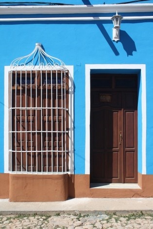 As cores e o jogo de luz e sombra enaltecidos pelo sol forte nas fachadas de Trinidad, Cuba, 20 abril 2014<br />Foto Victor Sena 