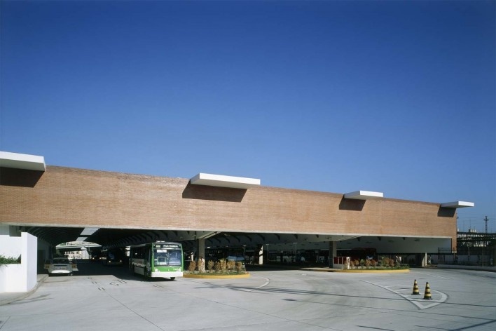 Núcleo de Arquitetura, Terminal de ônibus Lapa, São Paulo, 2003<br />Foto Nelson Kon 