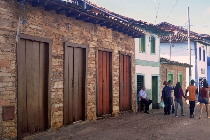 Casario sem reboco e com reboco em rua do centro de Grão Mogol<br />Foto Ana Alaíde Amaral 