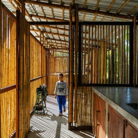 Centro comunitário Camburi, Ubatuba SP Brasil, 2018. CRU! Architects, Sven Mouton, Reintje Jacobs, Britt Christiaense e Jan Detavernier<br />Foto Nelson Kon 