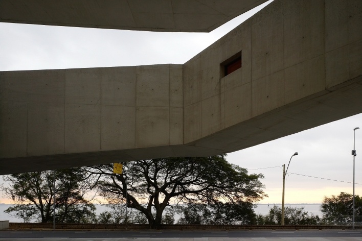 Sede da Fundação Iberê Camargo, vista para o Guaíba. Arquiteto Álvaro Siza, 2008<br />Foto Nelson Kon 