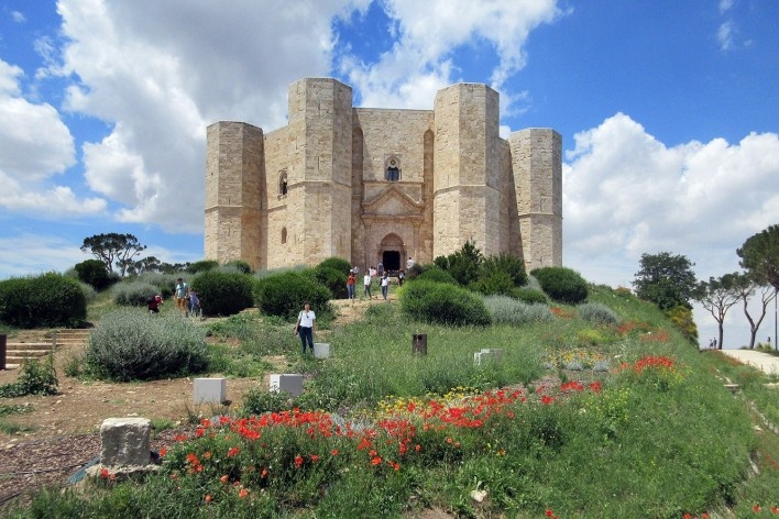 Alexandrina Mori em Castel del Monte, Apulia, Itália, 2016<br />Foto Victor Hugo Mori 