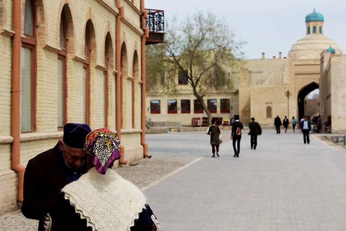 Aspecto da Rua Bakhavuddin Nakshbandi, uma das mais movimentadas do centro antigo de Bukhara<br />Foto José Júlio Rodrigues Vieira 