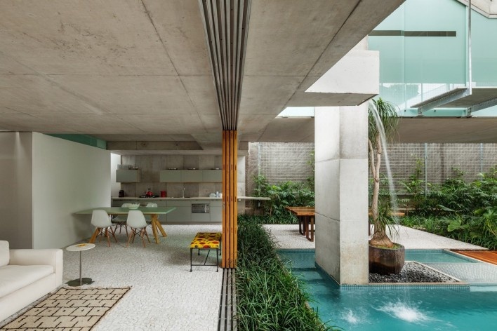 Casa de fim de semana em São Paulo. Arquiteto Angelo Bucci / SPBR<br />Foto Nelson Kon 