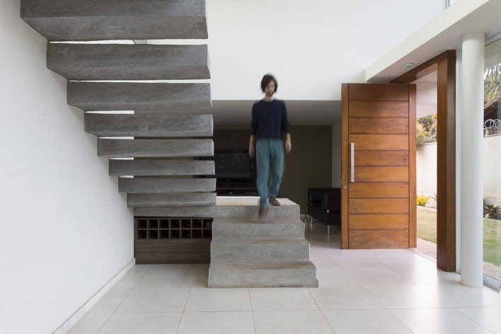 Casa vale do sol, escadas e porta de entrada. Marcos Franchini<br />foto Gabriel Castro 