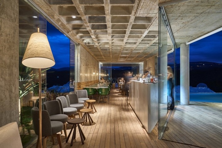 Bar/pool/gallery, inside the bar, night shot. BCMF arquitetos + MACh arquitetos<br />Foto Jomar Braganäa 