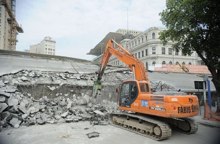 Prefeitura do Rio implode mais 300 metros do Elevado da Perimetral, em 20 de abril de 2014<br />Foto Tânia Rêgo  [Agência Brasil]