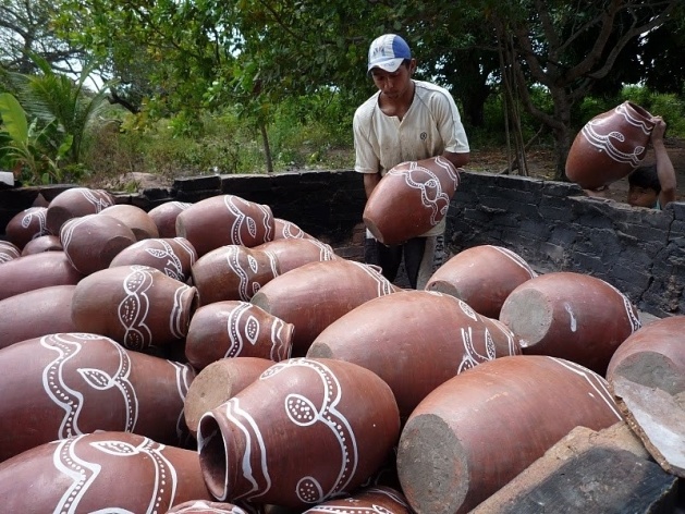 Cascavel, Ceará. Arrumando o forno para a queima de potes de barro<br />Foto José Albano 