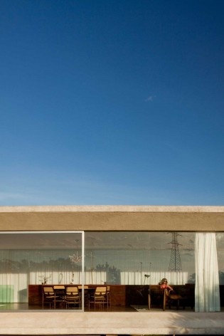 Casa Osler, vista da sala, Marcio Kogan, menção honrosa categoria profissional/ obras concluídas. Brasília, DF, 2006-2008.