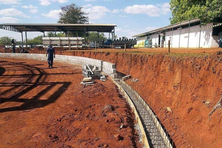 Fundação Darcy Ribeiro. Parede do bordo externo do lago. Instituto Brasileiro de Tecnologia do Habitat, Arquiteto João Filgueiras Lima, Lelé. Brasília DF, Brasil, 2010