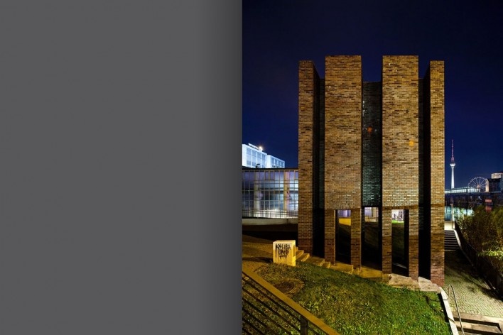 Estrutura junto a Heizkraftwerk, usina de eletricidade. Exposição "Berlinscapes"<br />Foto Tuca Vieira 