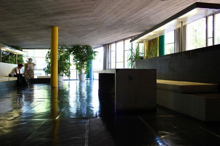 Casa do Brasil, térreo comum, Cidade Universitária de Paris, arquitetos Lúcio Costa e Le Corbusier<br />Foto Maria Claudia Levy 