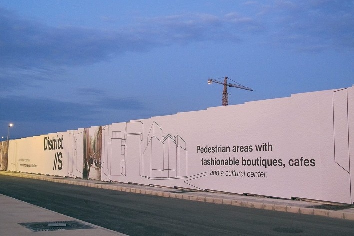 Quarteirão cercado por tapume com projetos de uso misto e com promessas de sustentabilidade, em downtown, Beirute<br />Foto Bianca Antunes 