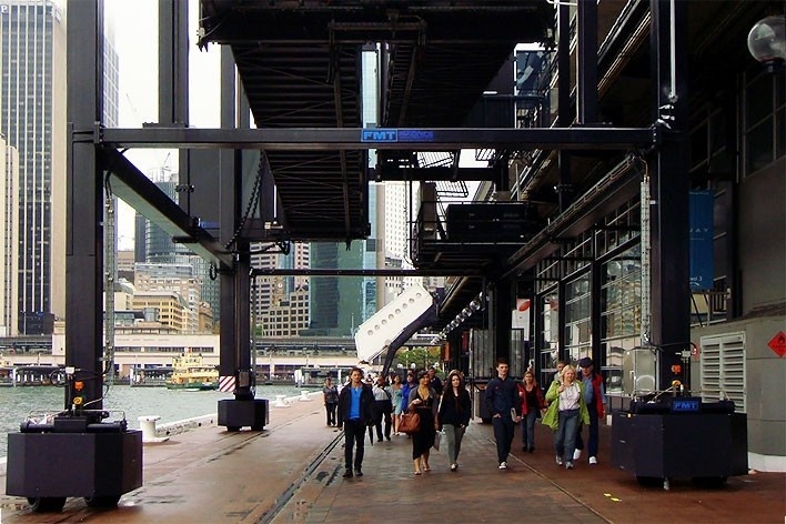 Circular Quay, de onde partem navios cruzeiro e balsas que cruzam a baía de Sydney<br />Foto Gabriela Celani 
