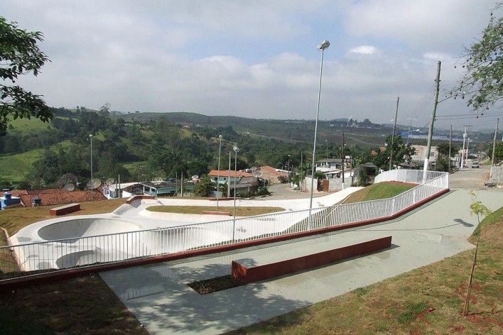 Praça Vila Parateí. Projeto ODVO Arquitetura e Urbanismo. Guararema, 2006 [divulgação]