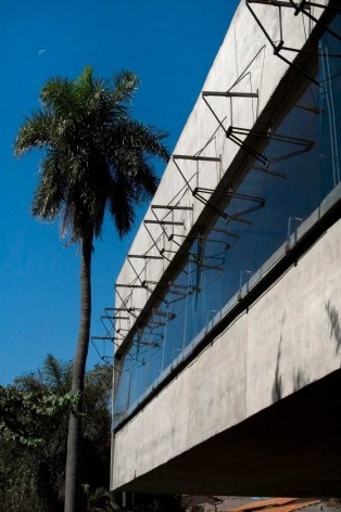 Casa en el aire. Exterior de aberturas. Sergio Fanego, Larissa Rojas, Miguel Duarte. Luque, Paraguay. 2008-2010.