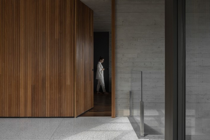 Casa Floresta, Belo Horizonte MG Brasil, 2021. Arquitetos Zargos Rodrigues, Rodrigo Pereira, Frederico Rodrigues, Carla Deltreggia, Ika Okamoto, Letícia Armond, Nathalia Melo e Laís Parreiras (autores) / Estúdio Zargos<br />Foto Jomar Bragança 