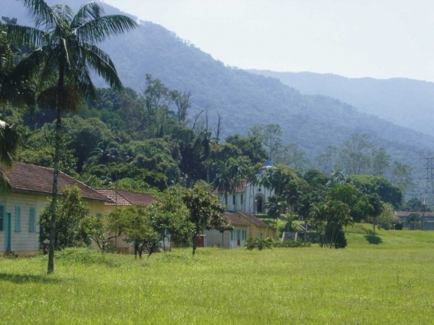 Bertioga, residências da Vila de Itatinga à esquerda e capela ao fundo<br />Foto Denise Fernandes Geribello, mar. 2003 