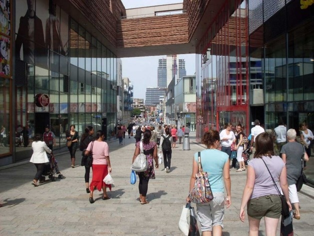 Citadel, uma das passagens no interior da quadra que leva até a estação central de trem da cidade. O edifício em construção ao fundo é de escritórios e está do outro lado da linha do trem que corta esta área da cidade
<br> Data da foto: 27/08/2009 </br><br />Foto Taiana Car Vidotto 