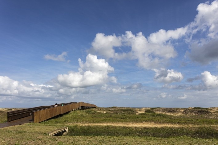 Requalificação urbana e ambiental da orla de Ilha Comprida, 2019. Arquitetos Marcos Boldarini e Lucas Nobre<br />Foto Leonardo Finotti 