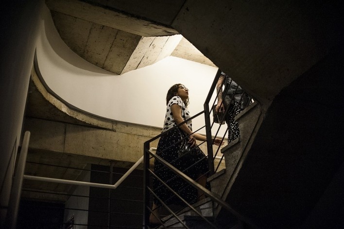Edifício Condessa, abertura de uma exposição no projecspace Bronze, Porto Alegre RS Brasil, 2018. Arquitetos Cristiano Lindenmeyer Kunze e Nathalia Cantergiani Fagundes de Oliveira (autores) / Cantergiani + Kunze Arquitetos<br />Foto Thiéle Elissa 