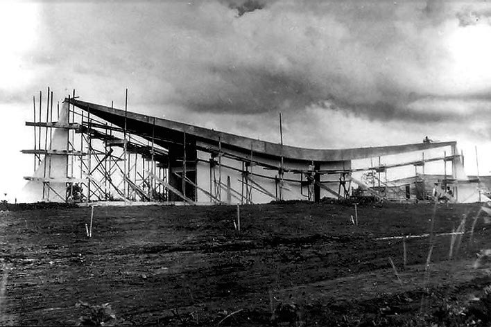 Igreja Nossa Senhora de Fátima (igrejinha) em construção, SQS 307/308. Arquiteto Oscar Niemeyer<br />Foto H. Franceschi  [Acervo Arquivo Público do Distrito Federal]
