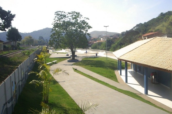 Praça Vila Nogueira. Projeto ODVO Arquitetura e Urbanismo. Guararema, 2004 [divulgação]