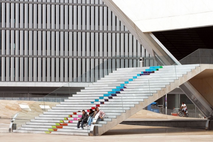 Casa da Música, escadaria principal de acesso, Porto, 2005. Arquitetos Rem Koolhaas e Ellen van Loon / OMA<br />Foto Junancy Wanderley 