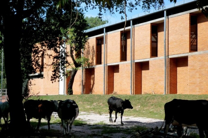 Cootrapar – cooperativa de trabajadores de aceros del paraguay. Exterior, sombra ladrillo. Arq. Luis Alberto Elgue y Arq. Cynthia Solis Patri. Villa Hayes, Paraguay. 2007 – 2008.
