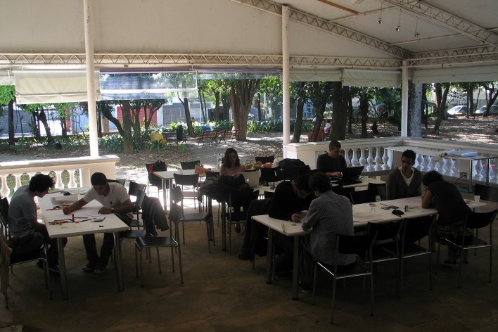 Oficina de desenho urbano MCB, equipe de trabalho, São Paulo, 2011<br />Foto Abilio Guerra 