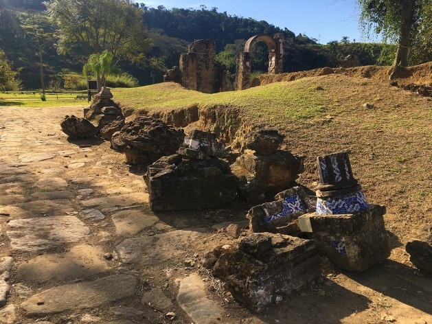 Partes da estrutura da Igreja matriz encontradas nas escavações<br />Foto Dayane Caputo Camacho Lopes, 2019 