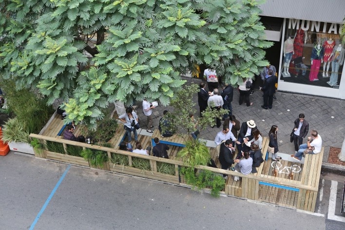 Parklet Padre João Manuel. Zoom, Contain It, H2C e Superlimão<br />Foto Sissy Eiko 
