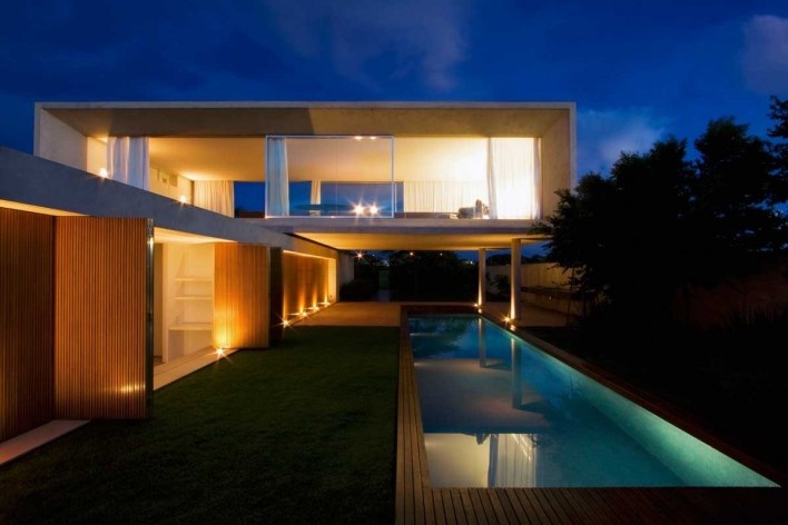 Casa Osler, vista noturna fachada do fundo, Marcio Kogan, menção honrosa categoria profissional/ obras concluídas. Brasília, DF, 2006-2008.