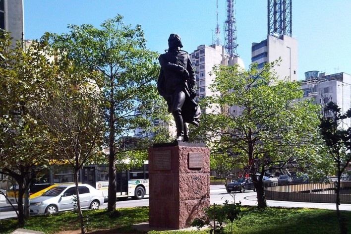 Estátua na Avenida Paulista, São Paulo<br />Foto Abilio Guerra 