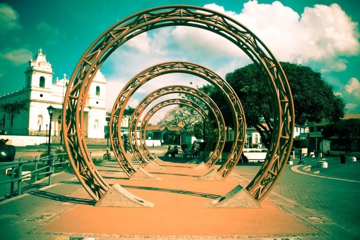 Escultura urbana e igreja, San José, Costa Rica<br />Foto Junia Mortimer 
