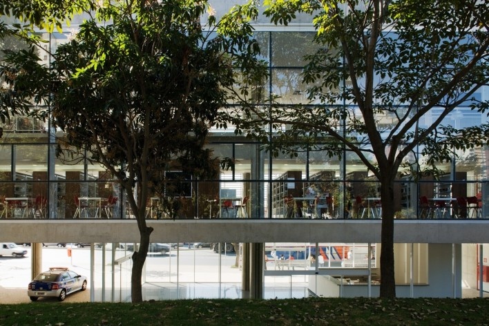 Terminal Digital do Ensino, São Caetano do Sul, 2008. Arquiteto José Augusto Aly<br />Foto Nelson Kon 