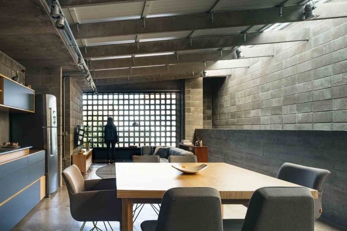 Casa-ateliê da Vila Charlote, vista de dentro da residência olhando para a rua. Cozinha e estar, luz natural e cobogós, Presidente Prudente SP, arquiteta Cristiana Pasquini<br />Foto Pedro Kok 