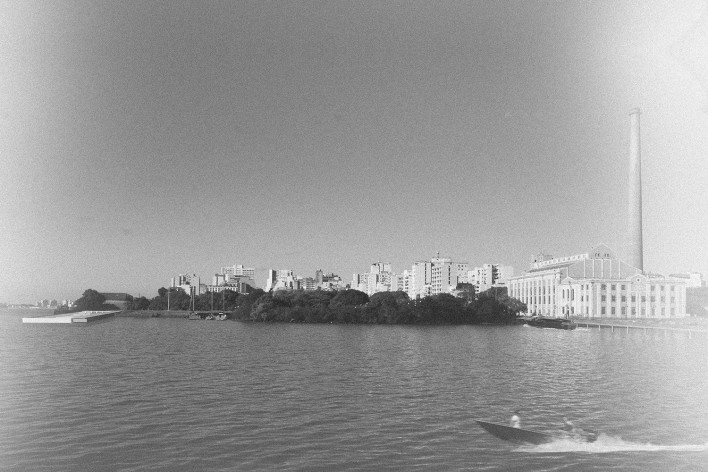 Piscina flutuante no cais, Porto Alegre. Arquiteta Nathalia Cantergiani<br />Imagem divulgação 