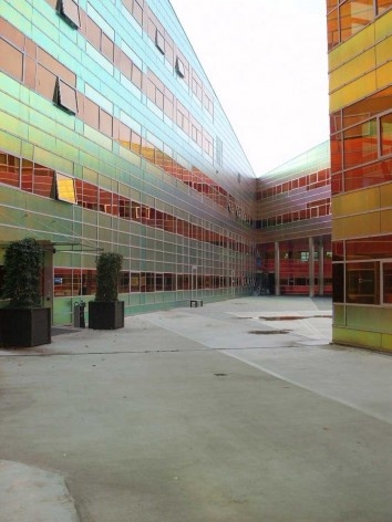 La Defense, UN Studio. Próxima da estação central de Almere, é a sede de uma companhia de informática. A implantação é perimetral, com o centro livre; os edifícios têm revestimento que altera a cor conforme a incidência de luz natural
<br> Data da foto: 2<br />Foto Taiana Car Vidotto 
