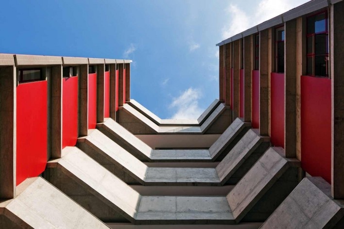 Edifício habitacional na Rua Simpatia. GrupoSP<br />Foto Nelson Kon 