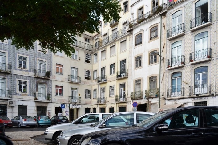 Praça do Terreiro, com edifícios em banda, entre galpões restaurados e decadentes, Alfama, Lisboa<br />Foto Juliano Carlos Cecílio Batista Oliveira 