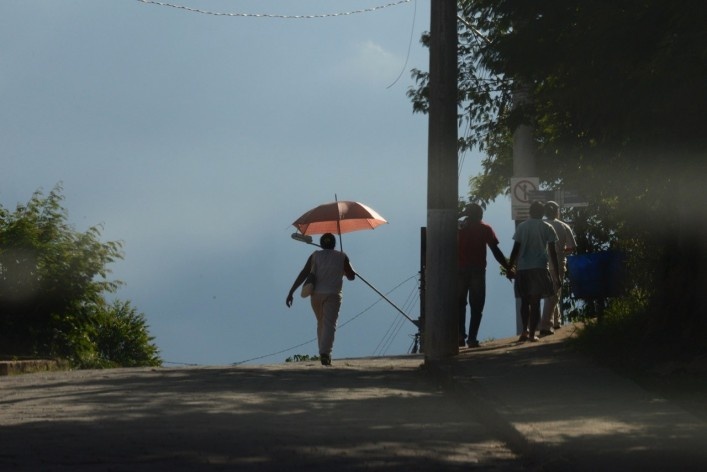 Pedestres no topo da ladeira<br />Foto/Photo Fabio Lima 