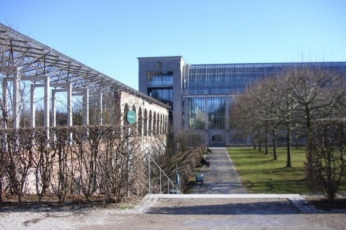 Ruínas da velha arcada de fechamento do Hofgarten, integradas ao edifício da Staatskanzlei<br />Benelisa Franco 