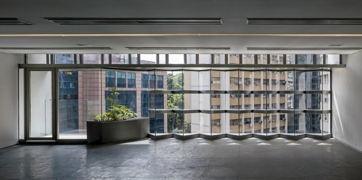 RB12, caixilhos da fachada bioclimática, variações da modulação. Triptyque<br />Foto Leonardo Finotti 